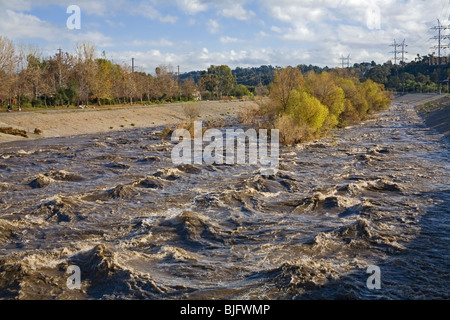 Aumentare le correnti e le acque di lievitare enormemente nel fiume di Los Angeles durante il temporale. Glendale si restringe. Los Angeles Foto Stock