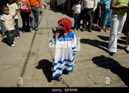 Un giovane ballerino Chinelo esegue durante i festeggiamenti del carnevale in Tlayacapan, Messico, 5 febbraio 2008. Foto Stock