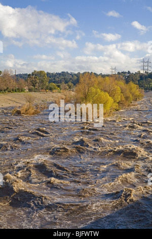 Aumentare le correnti e le acque di lievitare enormemente nel fiume di Los Angeles durante il temporale. Glendale si restringe. Los Angeles Foto Stock