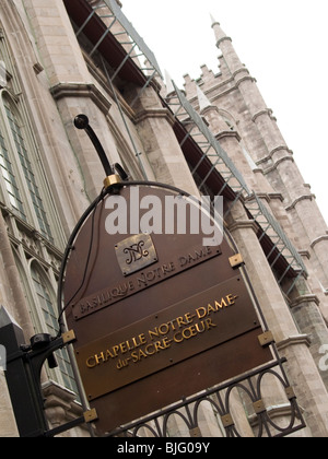 Al di fuori della basilica Notre Dame in Vieux (Vecchio) Montreal, in Quebec, Canada Foto Stock