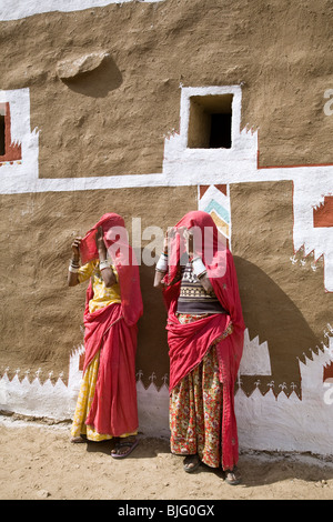 Le donne indiane e haveli tradizionale (casa). Khuri villaggio. Il Rajasthan. India Foto Stock