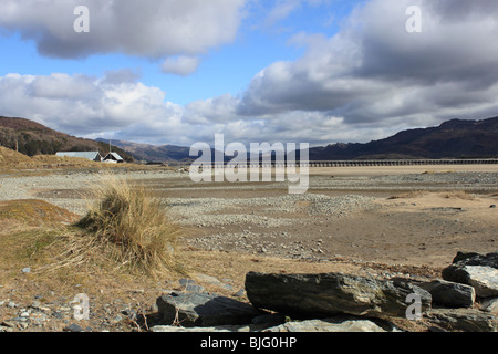 Barmouth Bridge e Mawddach estuary a bassa marea si vede dalle dune di sabbia di sputo di Fairbourne, Gwynedd, il Galles del Nord, Regno Unito, Europa Foto Stock