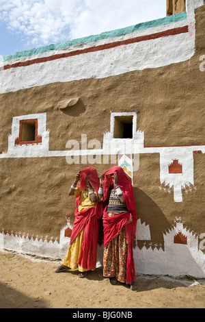 Le donne indiane e haveli tradizionale (casa). Khuri villaggio. Il Rajasthan. India Foto Stock