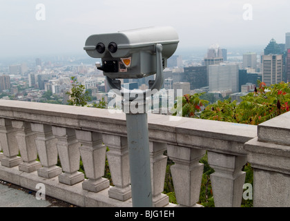La vista dalla terrazza del Parc Mont Royal, guardando il nostro nello skyline della città di Montreal, in Quebec, Canada Foto Stock