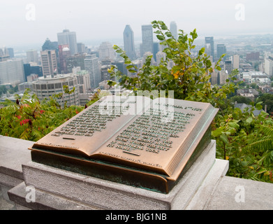 La vista dalla terrazza del Parc Mont Royal, guardando il nostro nello skyline della città di Montreal, in Quebec, Canada Foto Stock