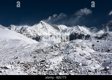 Parete Sud del Cho Oyu mountain (8202m) ricoperta di neve, Everest regione, Himalaya, Nepal. Foto Stock