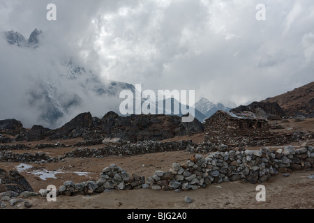 Tradizionale rifugio estivo in montagna, Himalaya, Nepal. Foto Stock