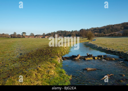 Vista attraverso i prati di acqua in Chilterns verso Hambleden Village, Buckinghamshire, UK Foto Stock