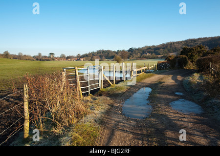 Vista attraverso i prati di acqua in Chilterns verso Hambleden Village, Buckinghamshire, UK Foto Stock