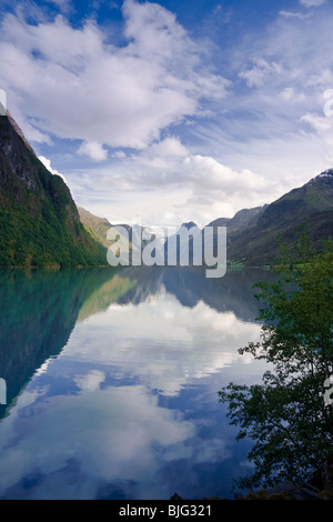 Lago Oldevatnet, Ghiacciaio Briksdal Valley, Olden, Stryn, Norvegia Foto Stock