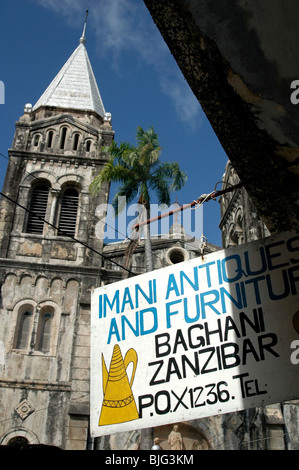 Un antico e negozio di arredamento in piazza del Duomo. Stonetown, Zanzibar, Africa © Demelza scusa Foto Stock