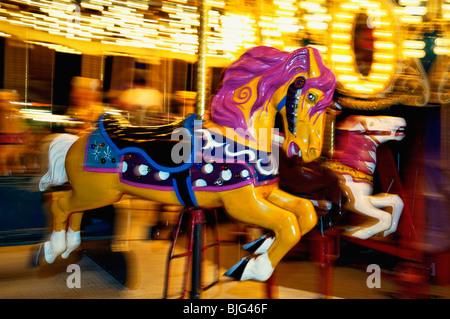 Pan Shot della Giostra cavalli al Kentucky State Fair di Louisville, Kentucky Foto Stock