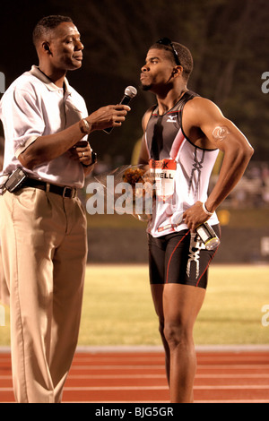 Stati Uniti d'America's Terrence Trammell intervistata da Lewis Johnson dopo aver vinto gli Uomini 110m Hurdles, finitura in 13.11s. Foto Stock