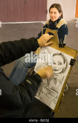 Ragazza avente il suo ritratto disegnato da un artista di Antibes, in Provenza, Francia Foto Stock