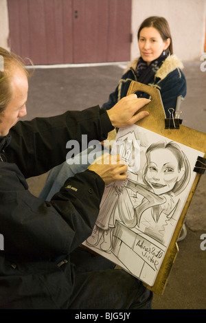 Ragazza avente il suo ritratto disegnato da un artista di Antibes, in Provenza, Francia Foto Stock