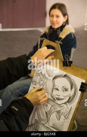 Ragazza avente il suo ritratto disegnato da un artista di Antibes, in Provenza, Francia Foto Stock