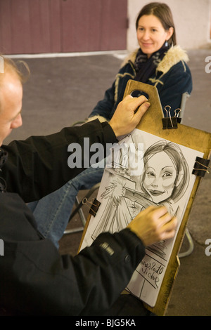 Ragazza avente il suo ritratto disegnato da un artista di Antibes, in Provenza, Francia Foto Stock