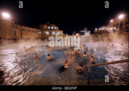 Aumento di vapore spento i bagni Szechenyi in una fredda notte invernale a Budapest, Ungheria Foto Stock