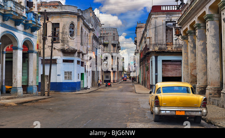 Vista panoramica di Havana street con edifici fatiscenti e vecchie auto classica Foto Stock