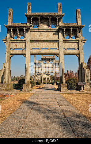 Una fila di archi in pietra antica con passerella al centro. Foto Stock