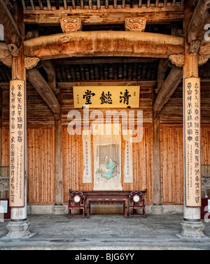 Un tradizionale stile Huizhou ancestrale Cinese hall in un cortile, Anhui, Cina Foto Stock