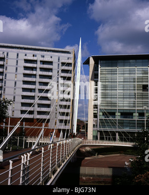 Il Footbridge che attraversano il fiume Irwell con il Lowry Hotel in background Manchester Inghilterra England Foto Stock