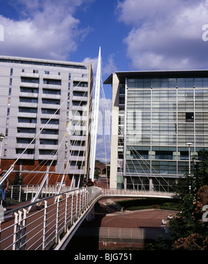 Il Footbridge che attraversano il fiume Irwell con il Lowry Hotel in background Manchester Inghilterra England Foto Stock