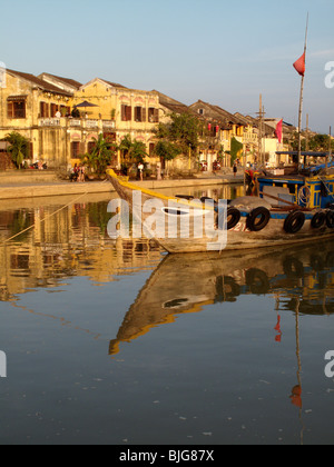 Città di Hoi An sulle rive del fiume Thu Bon in Vietnam Foto Stock