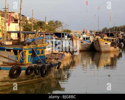 Città di Hoi An sulle rive del fiume Thu Bon in Vietnam Foto Stock