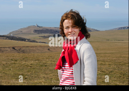 L'attrice Janet Dibley sulla South Downs vicino a Eastbourne e Belle Toute lighthouse East Sussex, Regno Unito. Foto da Jim Holden. Foto Stock