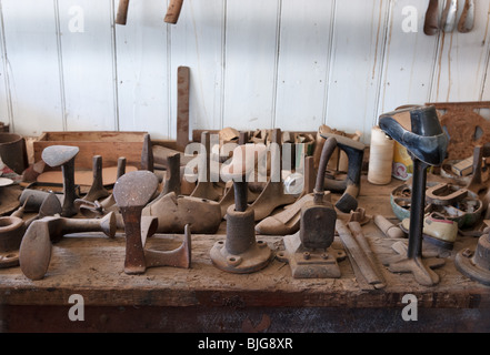 Calzatura, riparazioni, vintage, strumenti di lavoro, workbench, antiquariato e vecchi, legno, legno, legno, calzature, Foto Stock