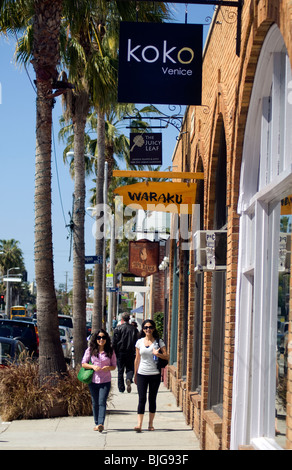 Vetrina negozi e cartelli lungo Abbot Kinney Blvd. in Venice, California Foto Stock