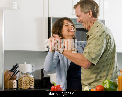 L uomo e la donna si balla in una cucina Foto Stock