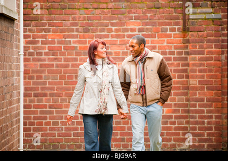 Giovani interracial giovane a piedi e sorridente nell'amore. Modello completamente rilasciato Foto Stock