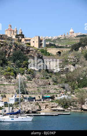 In arrivo nel porto di Ghajnsielem o Mgarr a Gozo un'isola nell'arcipelago Maltese Foto Stock