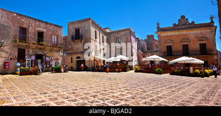 Vista dell'architettura medievale tradizionale di Plazza Umberto, Érice, Erice, Sicilia foto. Panoramica Foto Stock