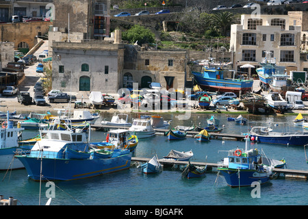 In arrivo nel porto di Ghajnsielem o Mgarr a Gozo un'isola nell'arcipelago Maltese Foto Stock