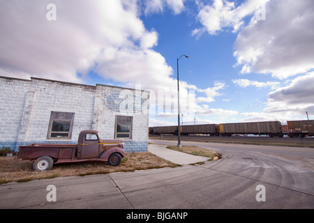 Un arrugginito fuori amtique Chevrolet pickup truck parcheggiato nel Nebraska rurale. Colpo da strada pubblica. Foto Stock