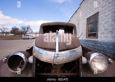 Un arrugginito fuori amtique Chevrolet pickup truck parcheggiato nel Nebraska rurale. Foto Stock