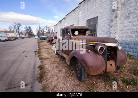 Un arrugginito fuori antique Chevrolet pickup truck parcheggiato nel Nebraska rurale. Colpo da strada pubblica. Foto Stock