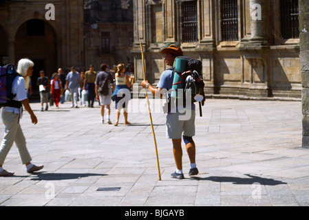 Galizia Spagna Santiago de compostela cattedrale pellegrino con personale con smerlo Shell pellegrino rotta Camino de Santiago Foto Stock