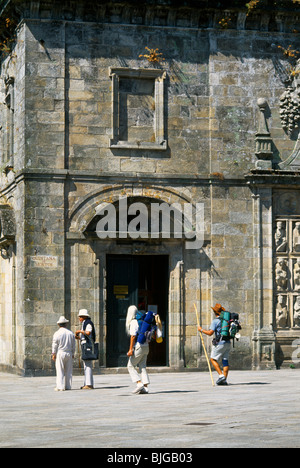 Galizia Spagna Santiago de compostela cattedrale i pellegrini con personale con smerlo Shell pellegrino rotta Camino de Santiago Foto Stock