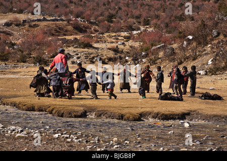 La scuola dei bambini a giocare nel villaggio di SAMAGAUN sul intorno il MANASLU TREK - REGIONE NUPRI, NEPAL Foto Stock