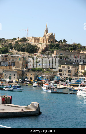 In arrivo nel porto di Ghajnsielem o Mgarr a Gozo un'isola nell'arcipelago Maltese Foto Stock