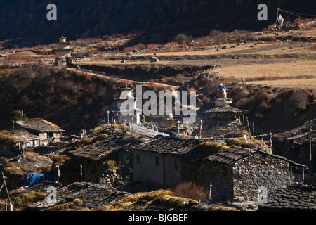 CHORTENS e case del borgo di SAMAGAUN sul intorno il MANASLU TREK - REGIONE NUPRI, NEPAL Foto Stock