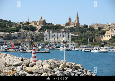 In arrivo nel porto di Ghajnsielem o Mgarr a Gozo un'isola nell'arcipelago Maltese Foto Stock