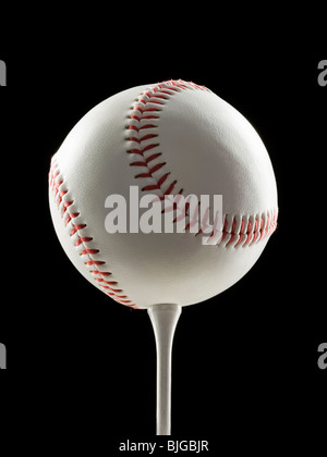 Il baseball su un tee da golf Foto Stock