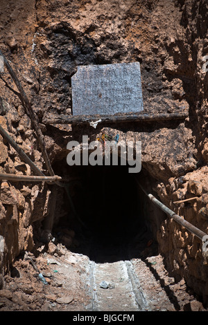 Una miniera Ingresso in Potosi (argento e miniera di stagno Cerro Rico) Santa Rita, Potosi, Altiplano, Ande, Bolivia, Sud America Foto Stock