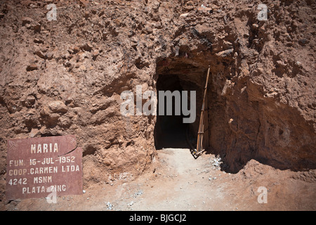 Una miniera Ingresso in Potosi (argento e miniera di stagno Cerro Rico) Santa Rita, Potosi, Altiplano, Ande, Bolivia, Sud America Foto Stock