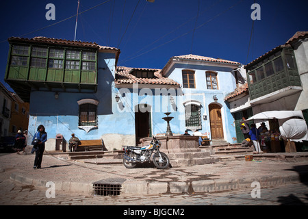 Luogo colorato in Potosi con tipico spagnolo coloniale case, Altiplano, Ande, Bolivia, Sud America Foto Stock